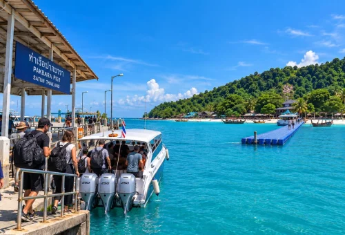 Satun Pakbara Pier to Koh Lipe speedboat transfer with passengers boarding