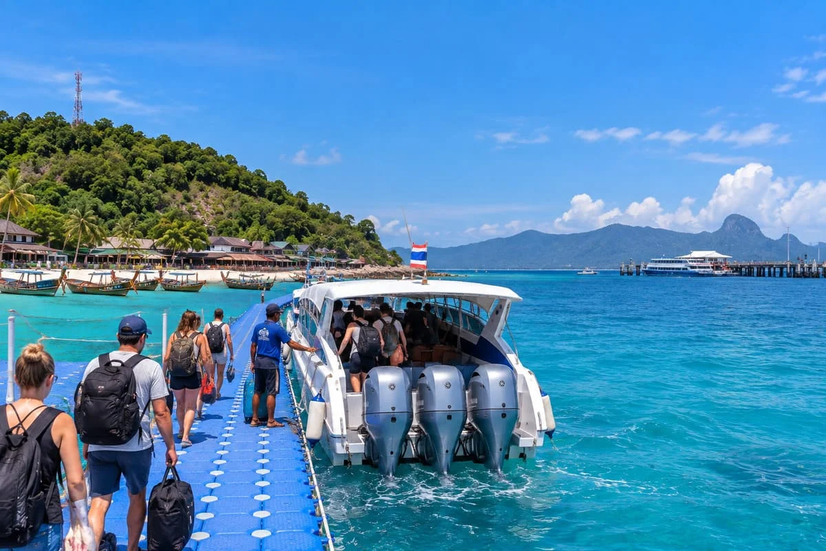 Koh Lipe to Satun Pakbara Pier speedboat transfer with passengers boarding