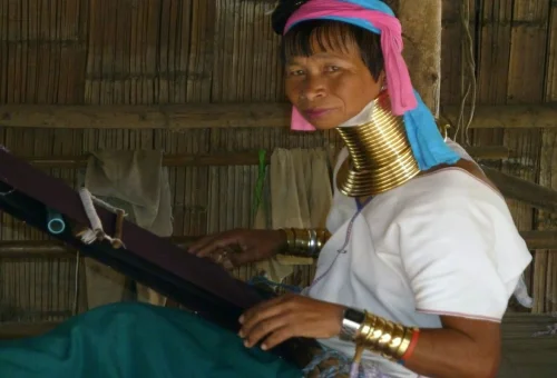 chiang-rai-karen-woman-traditional-weaving-tour