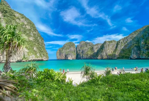 Empty Maya Bay at sunrise — untouched white sand, crystal-clear turquoise water, and majestic limestone cliffs, captured during the Phi Phi Islands X-Large Early Bird tour.