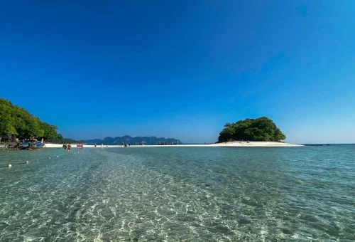 Tub Island during low tide — sandbar connecting to nearby islets, surrounded by clear turquoise waters and tropical scenery on the Krabi 4 Islands tour.
