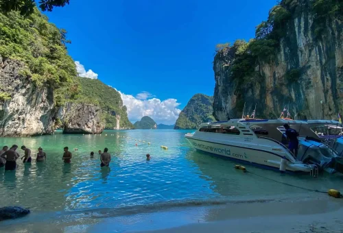 Scenic view of Hong Island, Krabi – limestone cliffs, turquoise water, and speedboats in a tropical lagoon.