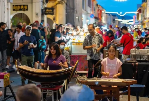 Phuket Travel Store Sunday tour at Thalang Road Market – street performances, Thai snacks, and local shopping in Phuket Town