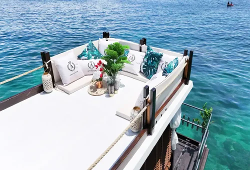 Customer enjoying the Super-F luxury longtail boat with Phuket Travel Store
