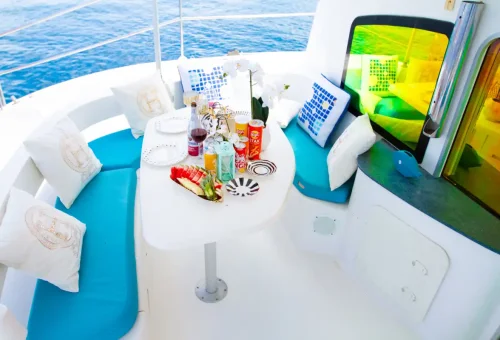 Stylish Super-V yacht featuring spacious deck and sailing rig in Phuket