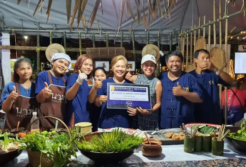 Group cooking Thai curry in Khao Lak class