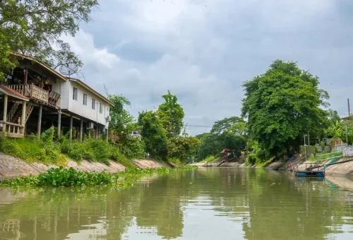 Visitor enjoying grilled prawns while exploring Wat Phra Si Sanphet and enjoying sunset at ancient temples