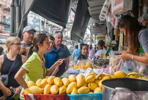 Fresh mangoes on display at a Bangkok street vendor