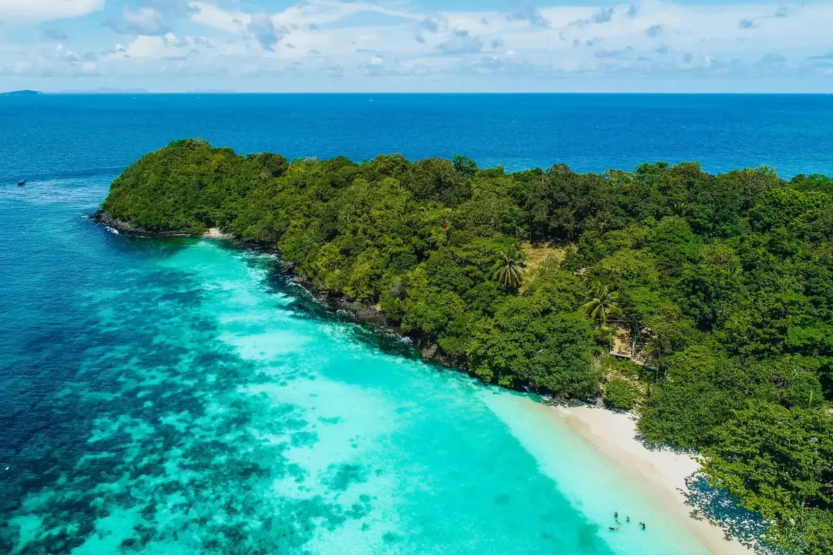 Tropical Thailand island with turquoise waters and white sandy beach – perfect for island hopping tours with Phuket Travel Store