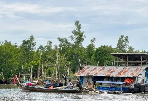 Local fishermen and houses along the river in Koh Klang Krabi