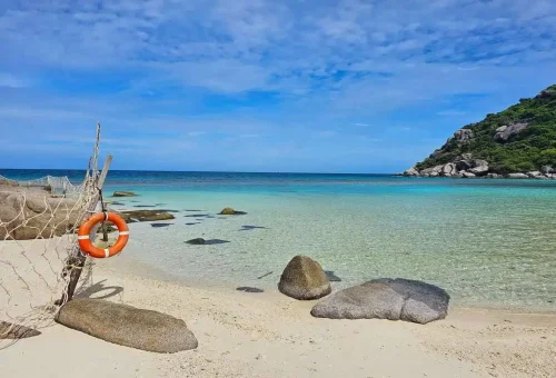 Peaceful tropical beach with white sand, turquoise sea, and rocks at Koh Nangyuan island.