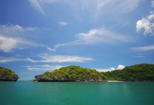 Clear blue sky over tropical islands at Angthong Marine Park in the Gulf of Thailand.