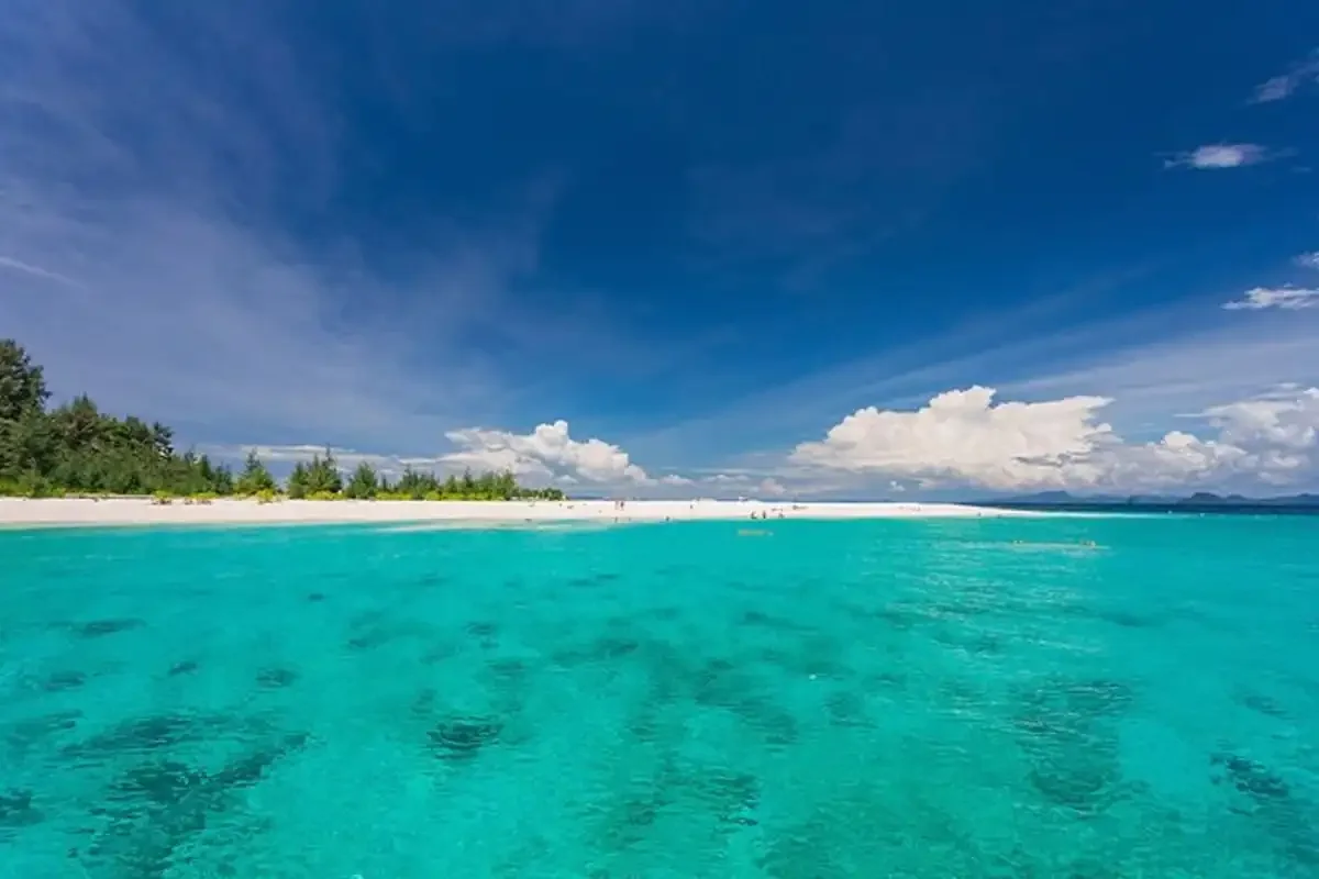 Bright turquoise water and white-sand shoreline at Bamboo Island during a Phi Phi private tour.
