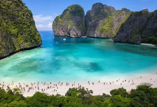 Panoramic view of Maya Bay’s turquoise lagoon surrounded by limestone cliffs on a Phi Phi Islands private speedboat trip.