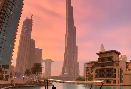 Experiencing the charm of Souk Madinat Jumeirah on a traditional Abras boat tour with Memoria Tours is a must-do activity in Dubai! Enjoy panoramic views of the iconic Burj Al Arab and the picturesque surroundings o