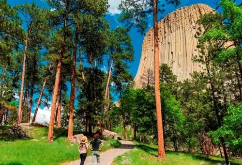 two-people-devils-tower-usa-28