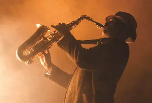 musician-playing-saxophone-on-stage-usa-3