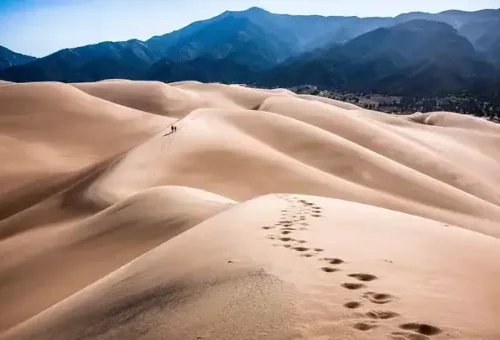hikers-great-sand-dunes-usa-1