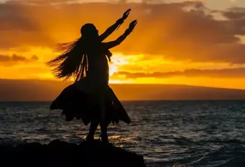 woman-hula-dancing-honolulu-hawaii-1