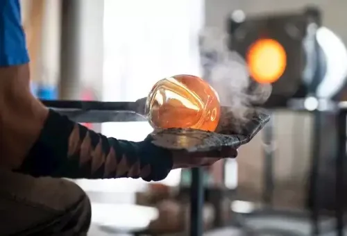 glass-blower-corning-museum-glass-usa-1