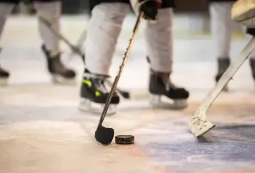 ice-hockey-players-niagara-falls-usa-1