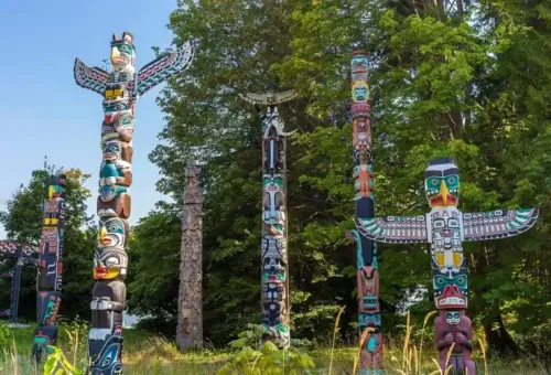 totem-poles-vancouver-canada