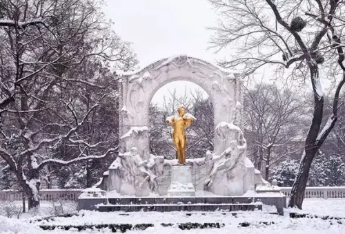 mozart-statue-winter-vienna-austria-1