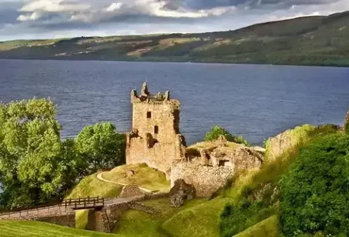 urquhart-castle-ruins-loch-ness-scotland