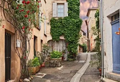 explore-provencal-town-lourmarin-france