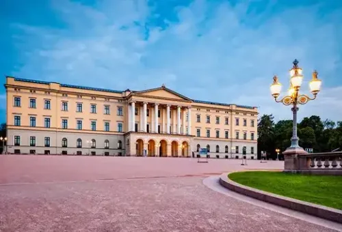royal-palace-dawn-oslo-norway