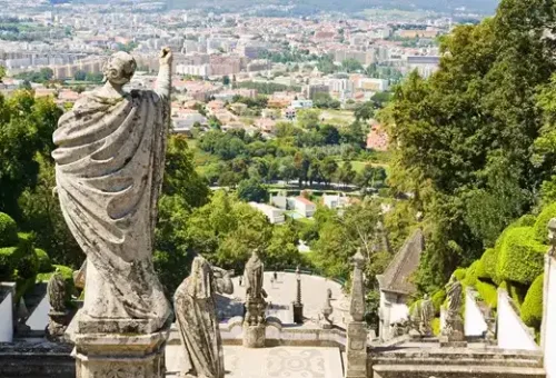 statues-on-staircase-at-bom-jesu-do-monte-sanctuary-douro-valley