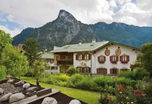 colourful-houses-oberammergau-germany-3