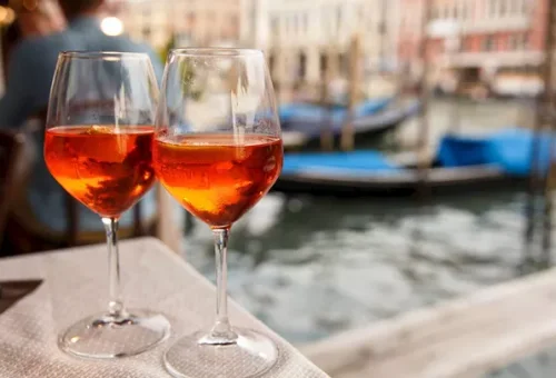 glasses-spritz-venice-italy-2