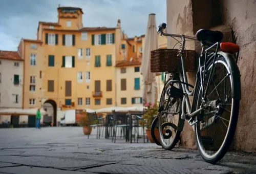 bike-piazza-dell-anfiteatro-lucca-italy-5