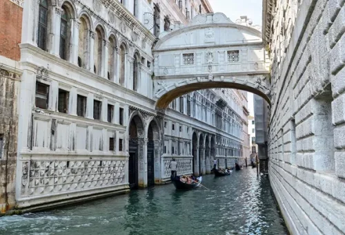 gondola-bridge-sighs-venice-italy-5