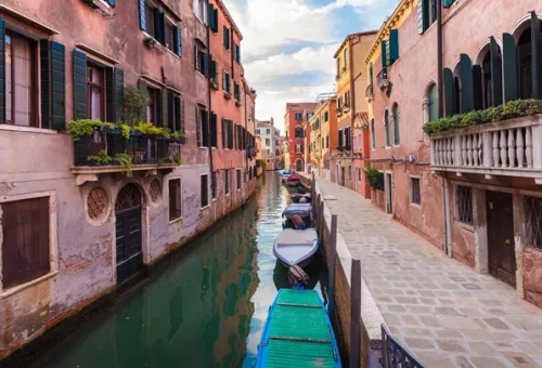canal-houses-venice-italy-1