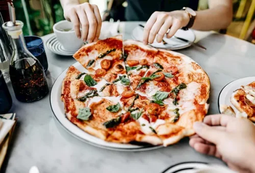 eating-pizza-venice-italy-1