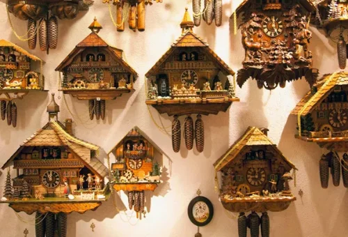 watch-skilled-craftsman-cuckoo-clock-making-black-forest-germany-1