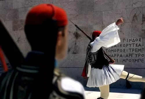 guards-syntagma-square-athens-greece-3