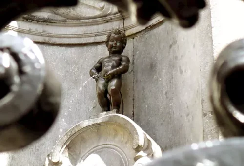 bronze-sculpture-manneken-pis-brussels-belgium-8