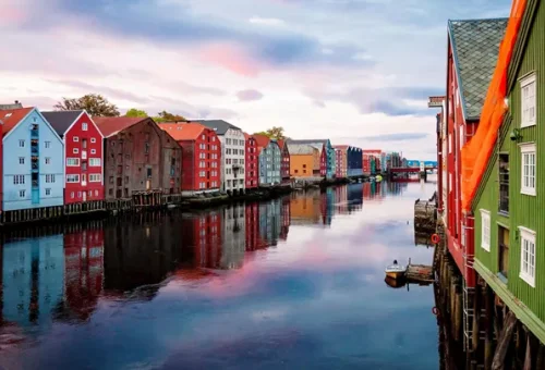 houses-canal-trondheim-norway-1