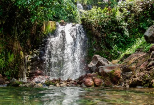 desk-blue-river-waterfall-rincon-de-la-vieja