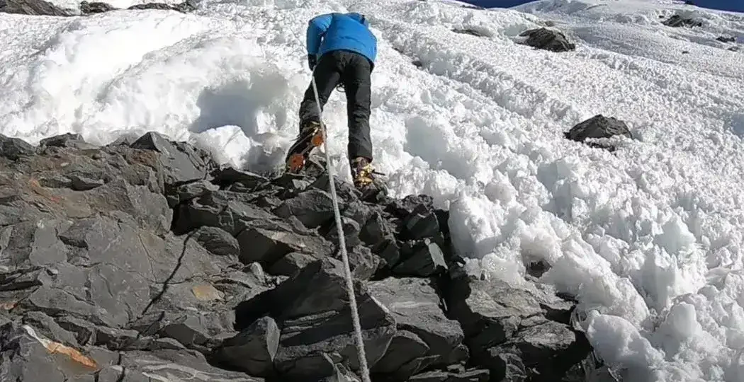 best-season-to-climb-island-peak-1050x540-1