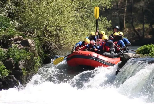 rafting-in-fast-flow-river