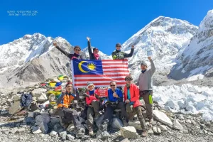 Everest Base Camp.jpg Flagg