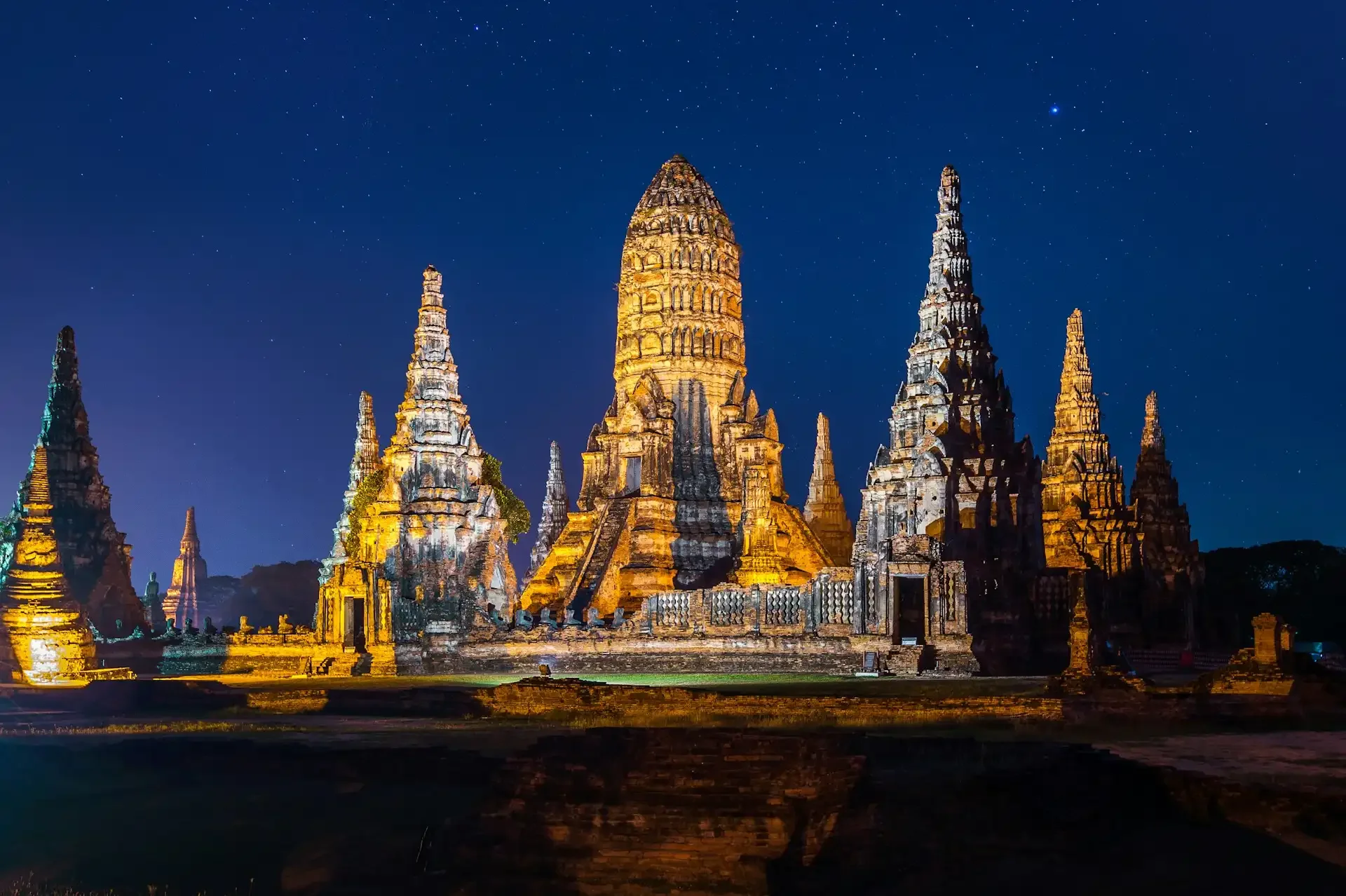 wat-chaiwatthanaram-ayutthaya-night-temple-thailand